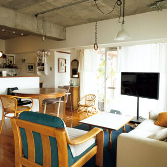 築44年のマンションの一室。開放感のあるリビングや広々としたベランダも魅力。