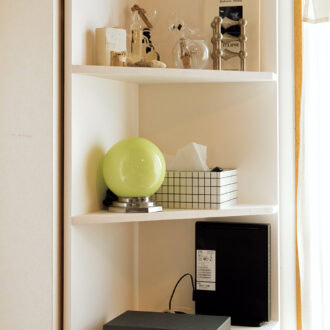 同じく父が作ったコーナーラックには、ガラス素材の雑貨を配置。