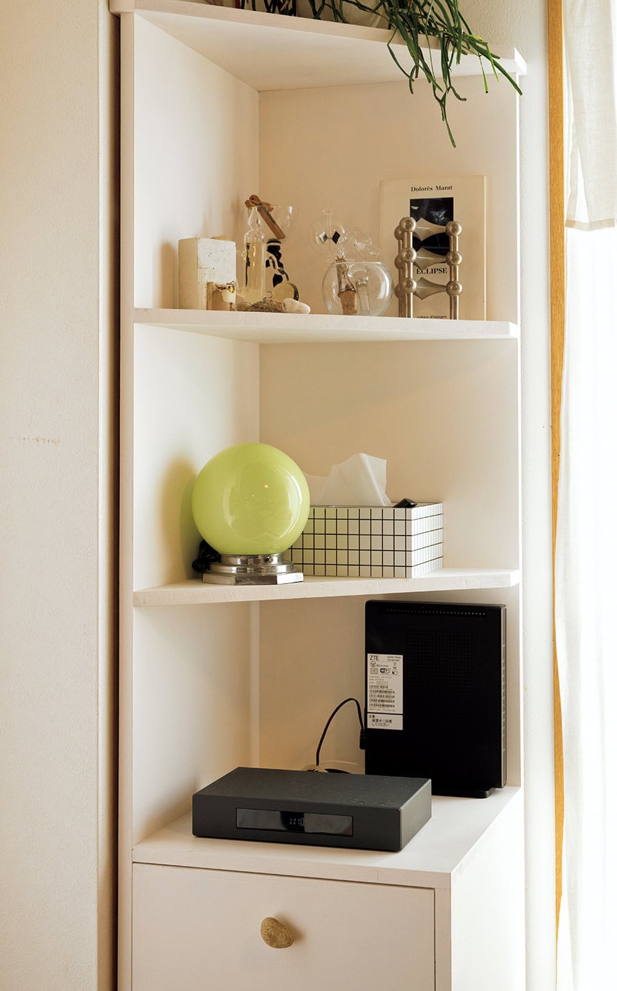 同じく父が作ったコーナーラックには、ガラス素材の雑貨を配置。