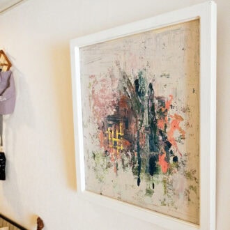 廊下に飾ってある絵は、家族３人で描いたもの