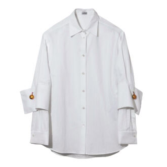 ダブルレイヤーの袖が特徴のシャツ。（ロエベ／ロエベ ジャパン クライアントサービス）