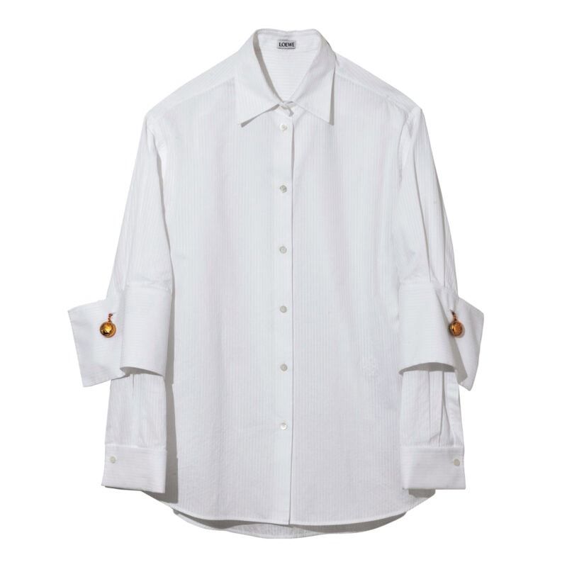 ダブルレイヤーの袖が特徴のシャツ。（ロエベ／ロエベ ジャパン クライアントサービス）