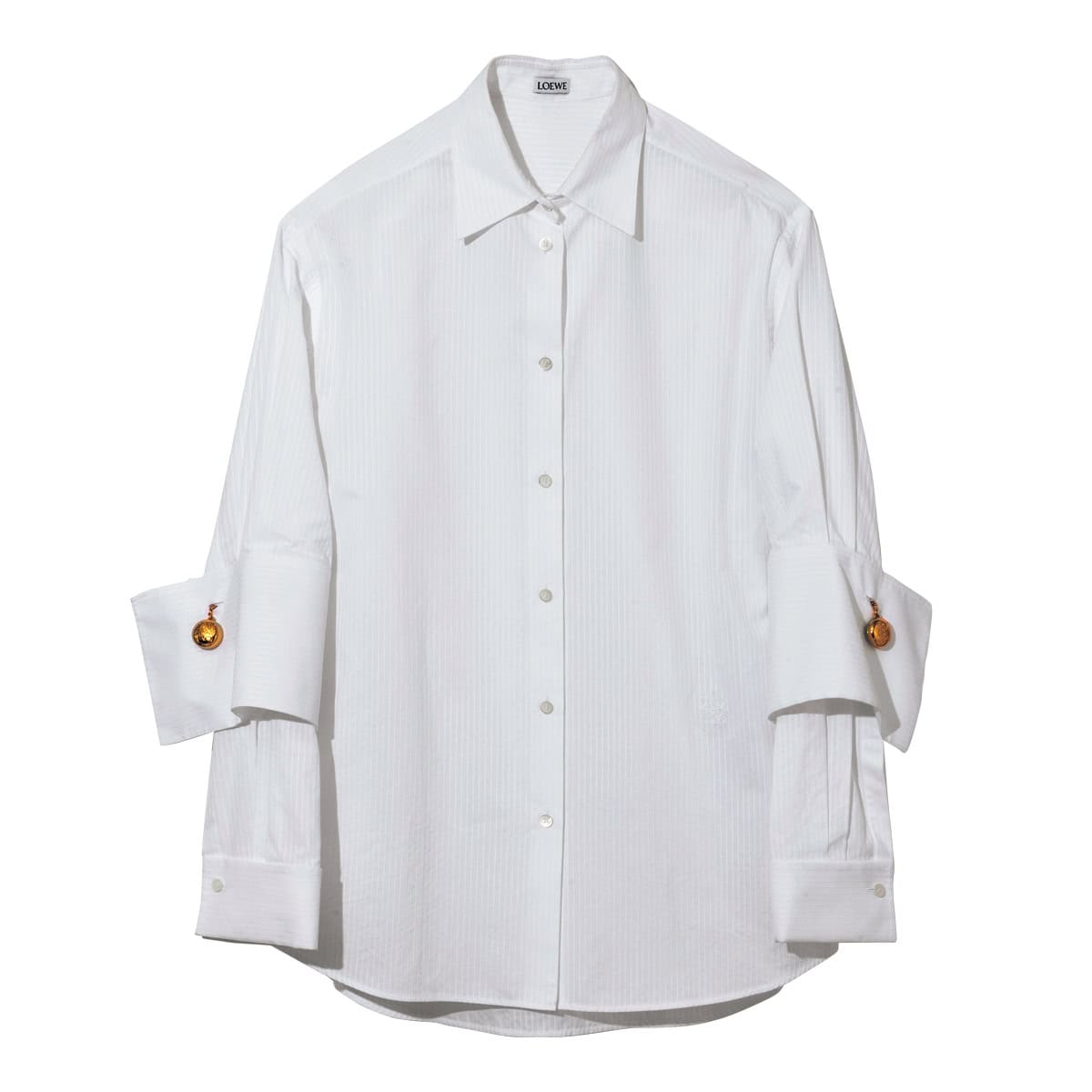 ダブルレイヤーの袖が特徴のシャツ。（ロエベ／ロエベ ジャパン クライアントサービス）