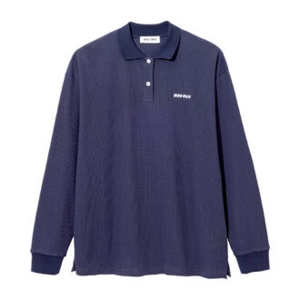 肌当たりのいいジャージーポロシャツ。（ミュウミュウ／ミュウミュウ クライアントサービス）