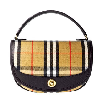 ブランドのアイコン的チェック。バッグ［H16×W25×D8］¥253,000（バーバリー／バーバリー・ジャパン）