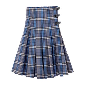 ブランドのアイコン的チェック。スカート¥308,000（バーバリー／バーバリー・ジャパン）