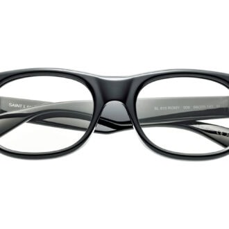 アイウエアにもサンローランらしい遊び心が。（サンローラン バイ アンソニー・ヴァカレロ／サンローラン クライアントサービス）