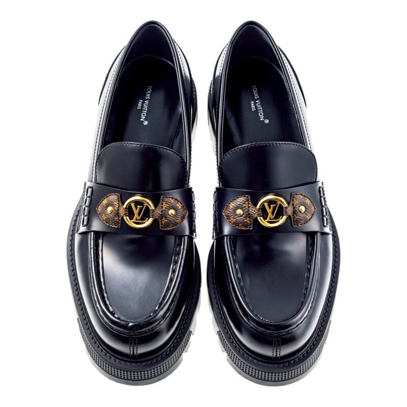 シックな《ディストリクト ローファー》。［H1.5］（ルイ･ヴィトン／ルイ･ヴィトン クライアントサービス）　