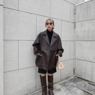 【30代スナップ】旬のブラウンワントーン！ショートパンツ×ロングブーツを大人カジュアルにシフト