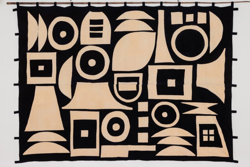 《幕》1961 年　型染、木綿　坂本善三美術館蔵