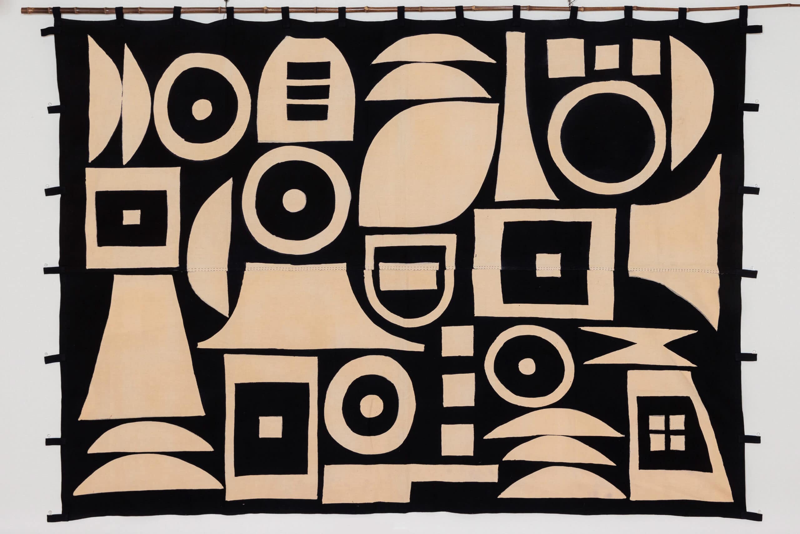 《幕》1961 年　型染、木綿　坂本善三美術館蔵