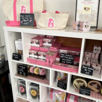 オリジナルグッズも充実しているのでお土産にしても。