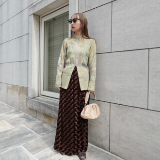 【30代スナップ】アートなムードがアクセント。冬のお出かけにマッチする、シックなロンスカスタイル