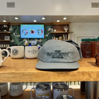 キャップやマグカップなどグッズも充実。