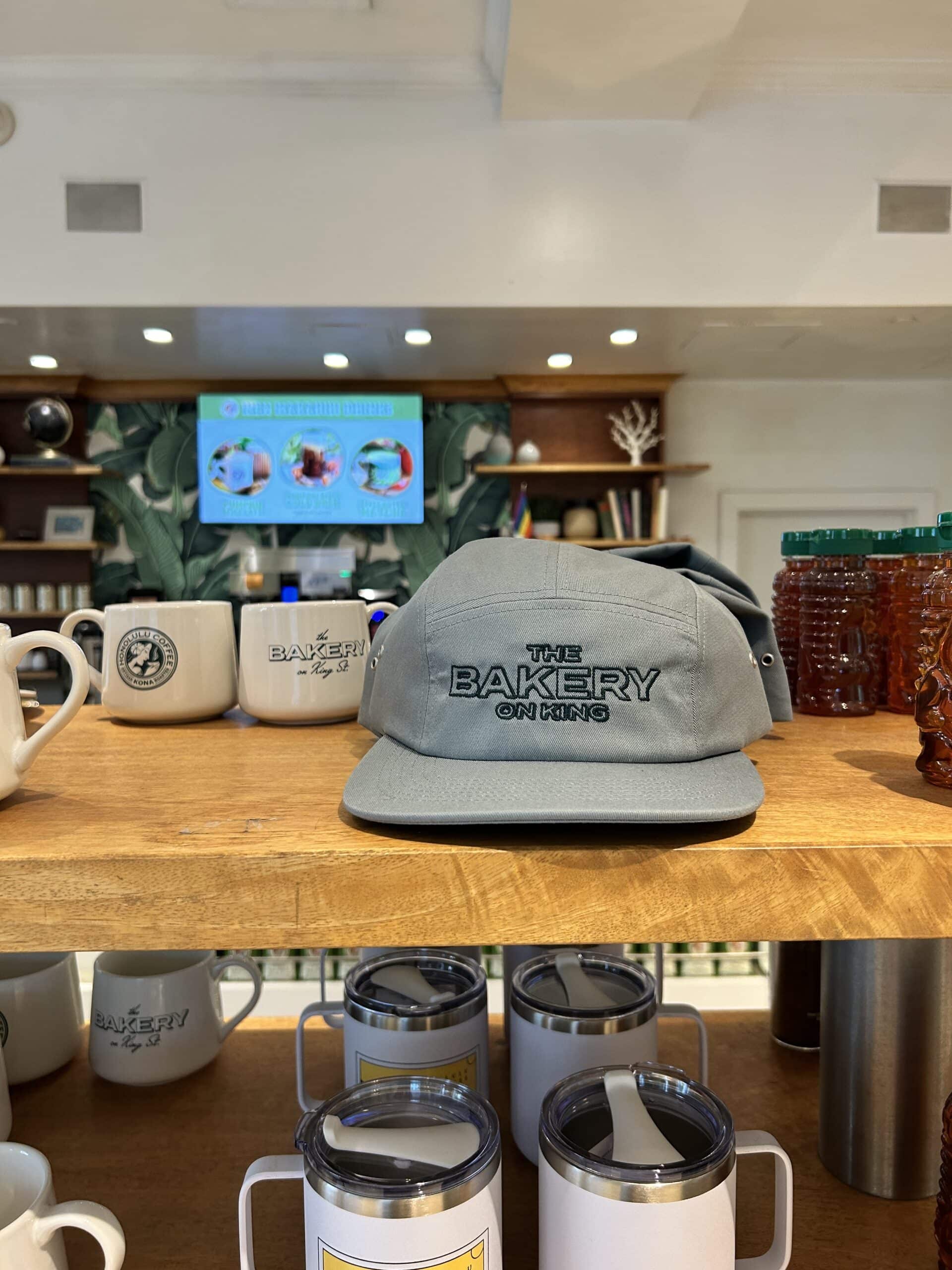 キャップやマグカップなどグッズも充実。