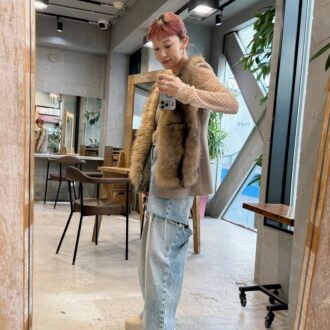 【スナップ】ファーベストでトレンドを注入！ いつものデニムスタイルをちょっぴりモードにアレンジ