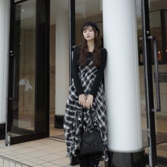 【30代スナップ】小物使いに注目！ ロマンティックなワンピースもモノトーンでまとめて大人仕様に