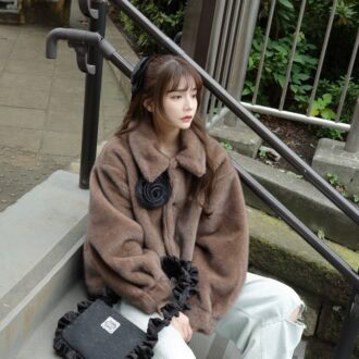 【30代スナップ】着るだけでトレンド感を演出！ ファーアウター×ダメージデニムで作る真冬コーデ