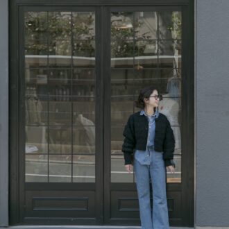 【30代スナップ】デニムONデニムの上級コーデは、ショート丈カーデでバランスを調整！