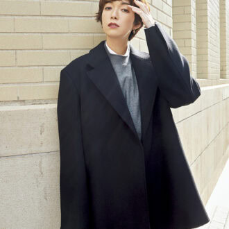 コート¥657,800、スウェット¥154,000、シャツ¥140,800、スカート¥368,500、バッグ¥415,800、ピアス¥75,900、リング※参考商品（すべてジル サンダー／ジルサンダージャパン）　