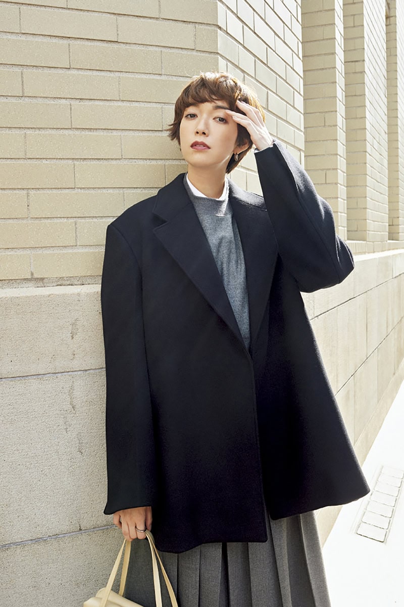 コート¥657,800、スウェット¥154,000、シャツ¥140,800、スカート¥368,500、バッグ¥415,800、ピアス¥75,900、リング※参考商品（すべてジル サンダー／ジルサンダージャパン）　