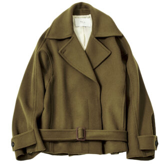 ドロップショルダーやウエストベルトがこなれ感を添えるウールコート。ハンサムなカーキは、オンオフで頼れる。¥109,360（テラ／ティースクエア プレスルーム）