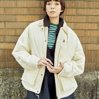 ジャケット¥16,995（フリークス ストア／フリークス ストア渋谷）　ニット¥29,700（NKNIT）　Tシャツ¥12,100（シップス ナインケース／シップス インフォメーションセンター）　スカート¥28,600（ジャーナル スタンダード レサージュ／ジャーナル スタンダード レサージュ 銀座店）