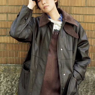 ジャケット¥22,000（ファーストハンド）　サロペット¥31,900（サロン アダム エ ロペ）　中に着たシャツ¥8,800（ジャーナル スタンダード レリューム／ジャーナル スタンダード レリューム ルミネ新宿店）　中に着たスウェットトップス¥14,850（ミクスタ／スピック＆スパン ルミネ有楽町店）　キャップ¥8,250（ザ シンゾーン／シンゾーン ルミネ新宿店）