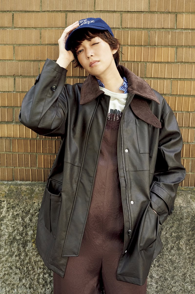 ジャケット¥22,000（ファーストハンド）　サロペット¥31,900（サロン アダム エ ロペ）　中に着たシャツ¥8,800（ジャーナル スタンダード レリューム／ジャーナル スタンダード レリューム ルミネ新宿店）　中に着たスウェットトップス¥14,850（ミクスタ／スピック＆スパン ルミネ有楽町店）　キャップ¥8,250（ザ シンゾーン／シンゾーン ルミネ新宿店）