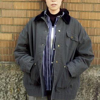 ジャケット¥15,450（フリークス ストア／フリークス ストア渋谷）　シャツ¥23,100（ジャーナル スタンダード レサージュ／ジャーナル スタンダード レサージュ 銀座店）　中に着たタンクトップ¥27,500（キャバン／キャバン 丸の内店）　中に着たフーディニット¥19,800（サロン アダム エ ロペ）　ハーフパンツ¥29,700（コンテ／コンテ 青山店）　メガネ（スタイリスト私物）