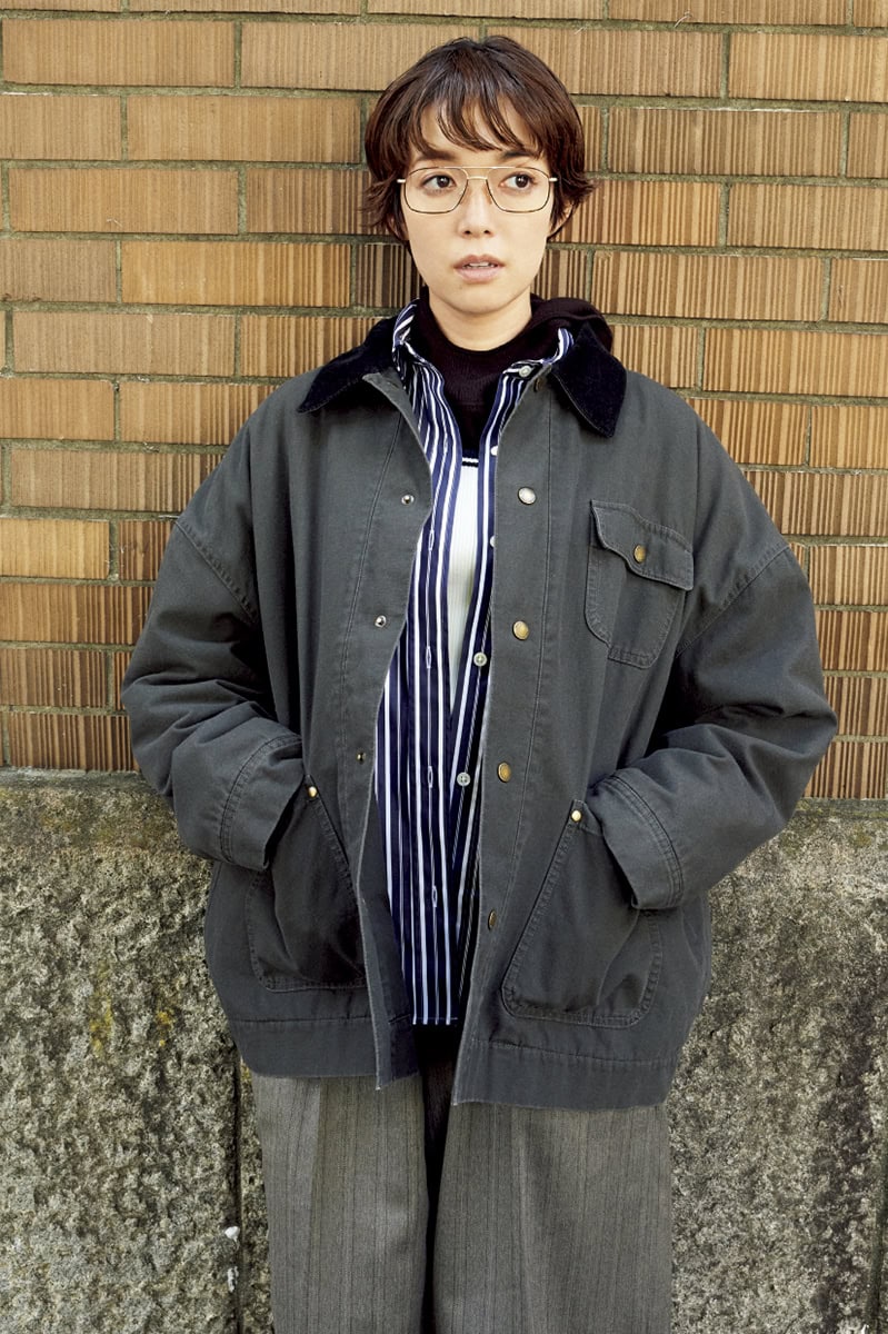 ジャケット¥15,450（フリークス ストア／フリークス ストア渋谷）　シャツ¥23,100（ジャーナル スタンダード レサージュ／ジャーナル スタンダード レサージュ 銀座店）　中に着たタンクトップ¥27,500（キャバン／キャバン 丸の内店）　中に着たフーディニット¥19,800（サロン アダム エ ロペ）　ハーフパンツ¥29,700（コンテ／コンテ 青山店）　メガネ（スタイリスト私物）