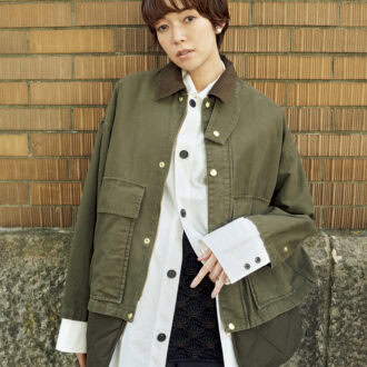 ジャケット¥45,100（カレンソロジー／カレンソロジー 新宿）　シャツ¥52,800（キャバン／キャバン 丸の内店）　ミニスカートとしてはいたチューブトップ¥26,400（ボールジィ／トゥモローランド）　パンツ¥39,600（チノ／モールド）　イヤリング¥68,200（プラウ）