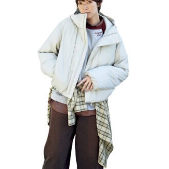 ブルゾン¥9,990 （ユニクロ ユー／ユニクロ）　Tシャツ¥16,500、腰に巻いたチェックシャツ¥30,800（ともにウーア／Uhr Online Store）　中に着たブラウンシャツ¥7,997（フリークス ストア）、キャップ¥6,600（ノーティカ／ともにフリークス ストア渋谷）　パンツ¥53,900（アンスクリア／アマン）