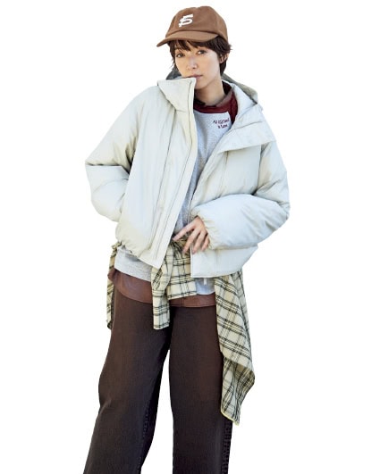 ブルゾン¥9,990 （ユニクロ ユー／ユニクロ）　Tシャツ¥16,500、腰に巻いたチェックシャツ¥30,800（ともにウーア／Uhr Online Store）　中に着たブラウンシャツ¥7,997（フリークス ストア）、キャップ¥6,600（ノーティカ／ともにフリークス ストア渋谷）　パンツ¥53,900（アンスクリア／アマン）