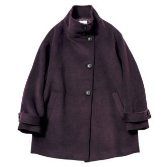 オーバーサイズが今年らしい、淑女なムードを纏ったボルドーのスタンドカラー。前を開けてテーラードコートとしても着こなせる。¥18,689（アー・ヴェ・ヴェ／イトキン カスタマーサービス）