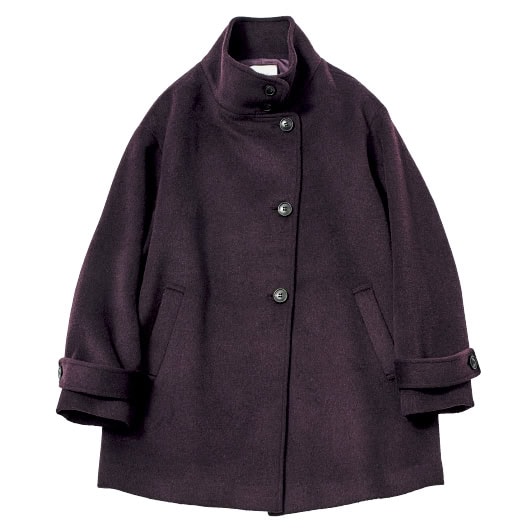 オーバーサイズが今年らしい、淑女なムードを纏ったボルドーのスタンドカラー。前を開けてテーラードコートとしても着こなせる。¥18,689（アー・ヴェ・ヴェ／イトキン カスタマーサービス）