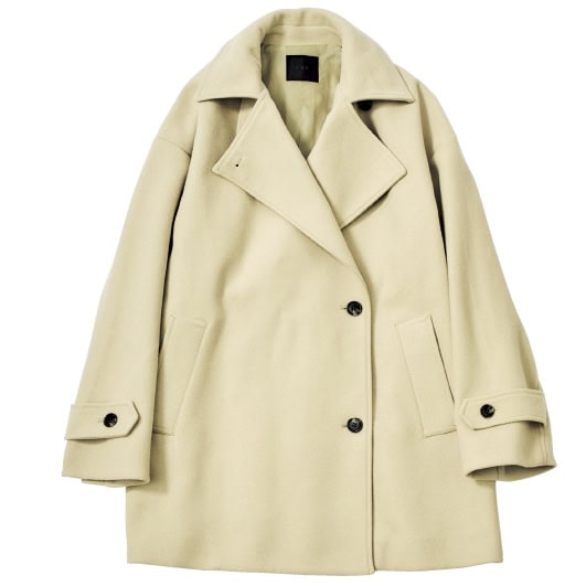 ビッグカラー仕様が顔周りを華やかに演出するミドル丈コート。上品なフォギーベージュ。¥15,950（ケービーエフ／ケービーエフ ルミネエスト新宿店）