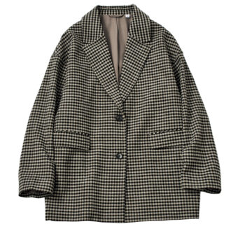 クラシカルムードを取り入れたメルトンチェックのハーフ丈コート。ボタンが縦1列のシングルブレストなので、さっと羽織れる。¥6,990（ジーユー）