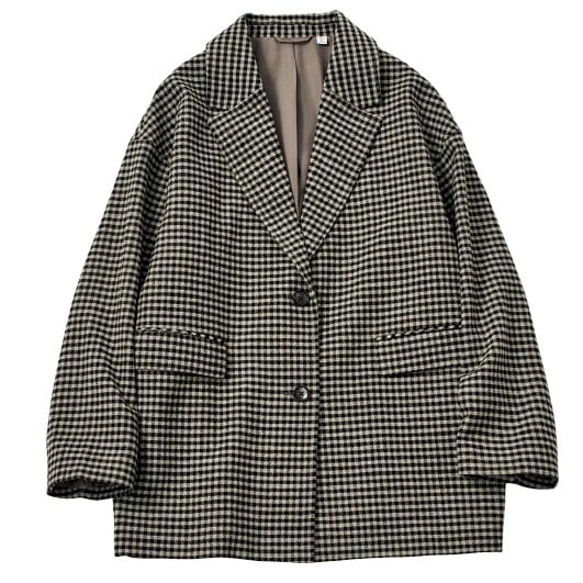 クラシカルムードを取り入れたメルトンチェックのハーフ丈コート。ボタンが縦1列のシングルブレストなので、さっと羽織れる。¥6,990（ジーユー）