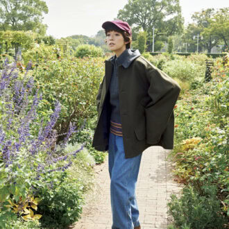 コート¥93,500（オブラダ／シンチ）　ニットベスト¥30,800（ハイク／ボウルズ）　中に着たTシャツ¥25,300（ロンハーマン）　パンツ¥29,920（オブラダ／シンチ）　キャップ¥4,950（シップス）、シューズ¥9,900（シップス エニィ × エブローナ／ともにシップス インフォメーションセンター）