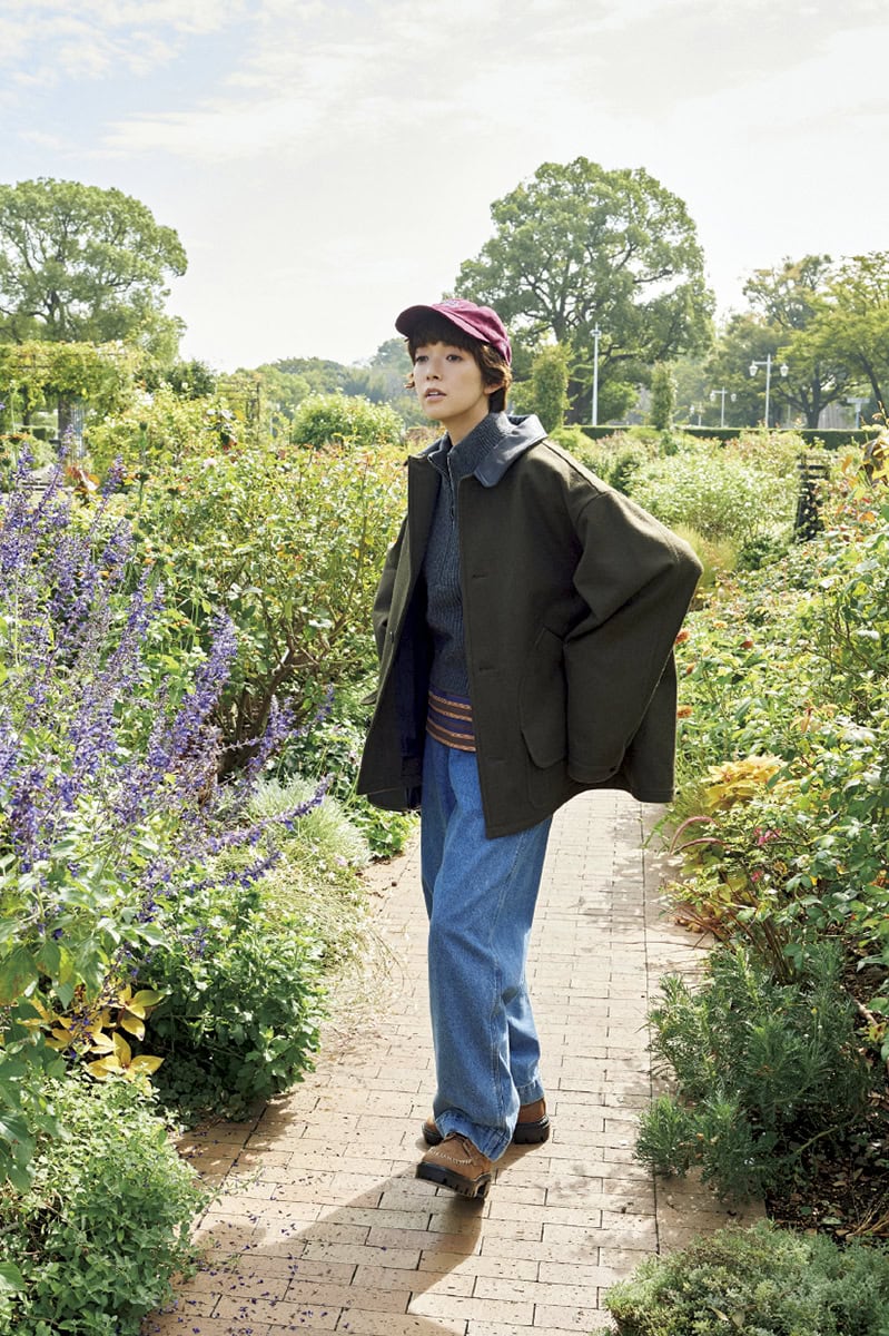 コート¥93,500（オブラダ／シンチ）　ニットベスト¥30,800（ハイク／ボウルズ）　中に着たTシャツ¥25,300（ロンハーマン）　パンツ¥29,920（オブラダ／シンチ）　キャップ¥4,950（シップス）、シューズ¥9,900（シップス エニィ × エブローナ／ともにシップス インフォメーションセンター）