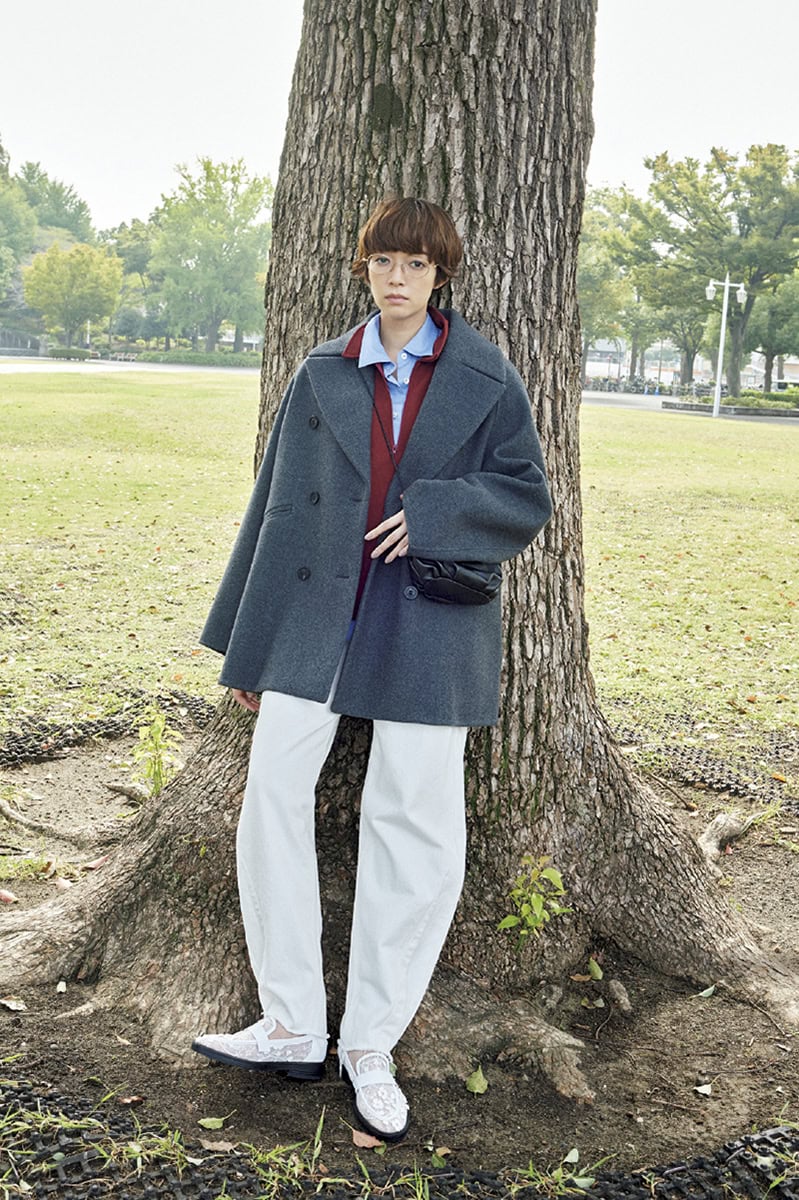 コート¥96,800（カオス／カオス表参道）　スウェットトップス¥13,200（メイソン／ジャーナル スタンダード レリューム ルミネ新宿店）　中に着たシャツ¥12,100（スピック＆スパン／スピック＆スパン ルミネ有楽町店）　パンツ¥17,600（カデュネ／カデュネ プレスルーム）　バッグ¥71,500（ヘリュー／ジャーナル スタンダード レサージュ 銀座店）　シューズ¥22,000（モリーニ／ジャック·オブ·オール·トレーズ プレスルーム）　メガネ（スタイリスト私物）