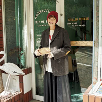 ジャコット¥130,900、キャミソール¥37,400、中に着たTシャツ¥25,300（すべてアンスクリア／アマン）　スカート¥34,100（HER.）　ビーニー¥1,500（ユニクロ）　シューズ¥47,300（カステラー／フラッパーズ）　ソックス（スタイリスト私物）