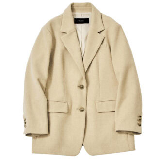 ボックス型のオーバーサイズは着こなしを選ばない汎用性の高さが魅力。¥38,500（ノーリーズソフィー／ノーリーズソフィーアトレ恵比寿店）