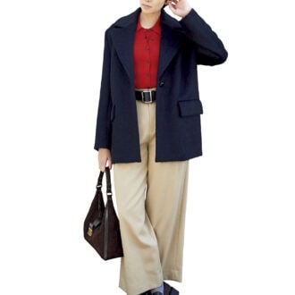 ジャコット¥262,000（デ·プレ）　ポロニット¥3,990（ジーユー）　パンツ¥47,300（キャバン／キャバン 丸の内店）　ベルト¥15,180（オブラダ／シンチ）　バッグ¥16,900（チャールズ＆キース／チャールズ＆キース ジャパン）