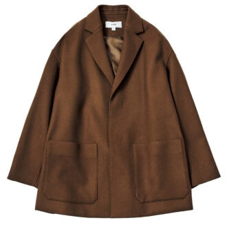 比翼仕立てのすっきりとしたシルエットが特徴のジャコット。ブラウンと細身のラペルがスタイリッシュで上級者の着こなしに。¥83,600（ハイク／ボウルズ）
