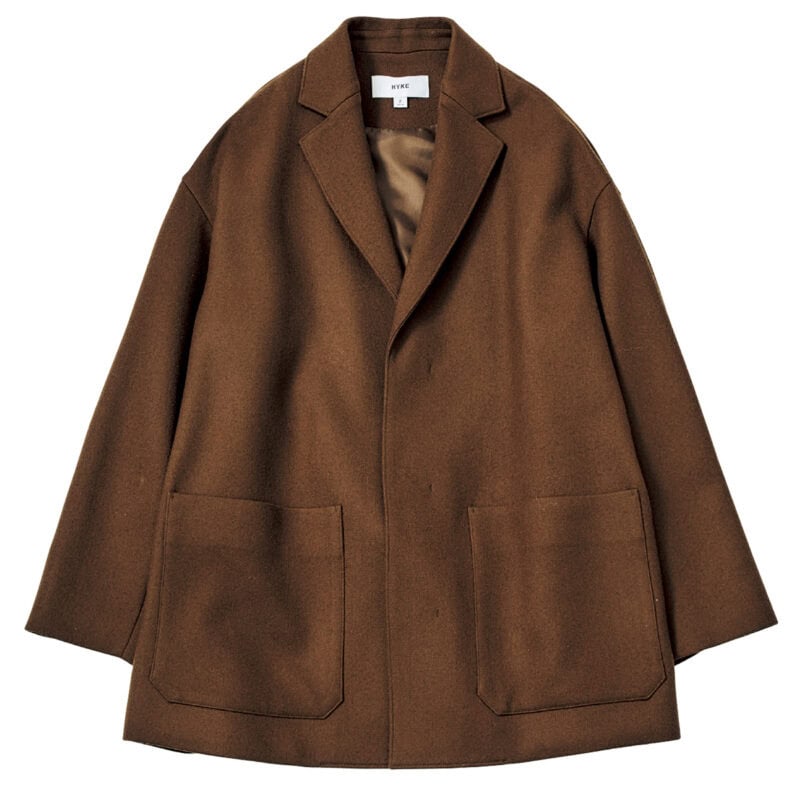 比翼仕立てのすっきりとしたシルエットが特徴のジャコット。ブラウンと細身のラペルがスタイリッシュで上級者の着こなしに。¥83,600（ハイク／ボウルズ）