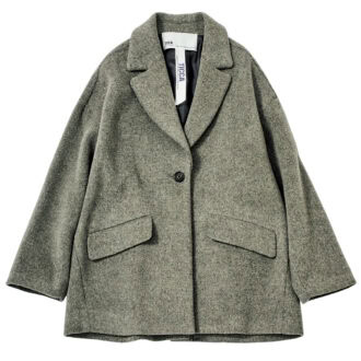 ティッカの定番《テントコート》は、ウール独特のふっくらとした暖かみと極上の軽さが魅力。肩幅の小さい人にも似合う。¥64,900（ティッカ）