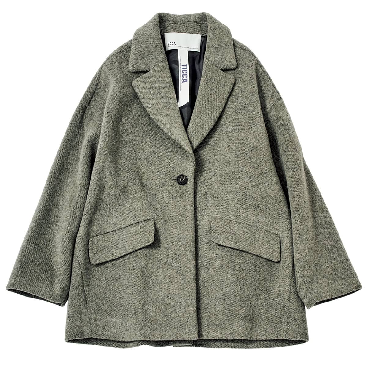 ティッカの定番《テントコート》は、ウール独特のふっくらとした暖かみと極上の軽さが魅力。肩幅の小さい人にも似合う。¥64,900（ティッカ）