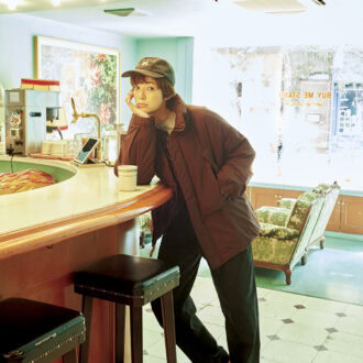 ブルゾン¥19,910（ファーストハンド） カーディガン¥22,000（ウーア／Uhr Online Store）　中に着たTシャツ¥13,200（ザ ポーズ／ウィム ガゼット ルミネ有楽町店）　パンツ¥36,300（オブラダ／シンチ）　キャップ¥11,000（ラック オブ カラー／ジャック·オブ·オール·トレーズ プレスルーム）　シューズ¥33,000（ALM.）